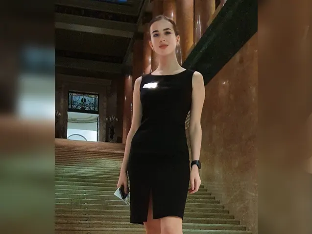 Красивая девушка хостес в стильном черном платье